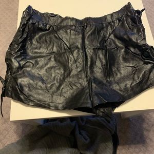 FOREVER 21 PLUS SHORTS